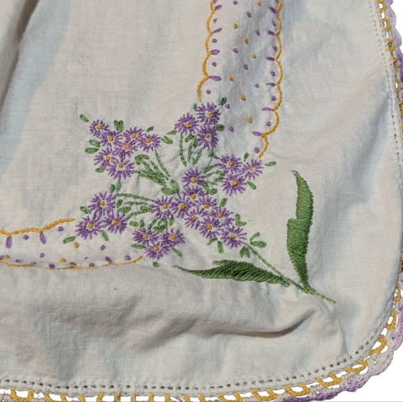 Vtg Hand Embroidered Flowers Crochet Edge Dresser Scarf Table Runner 15x40" - Picture 5 of 7